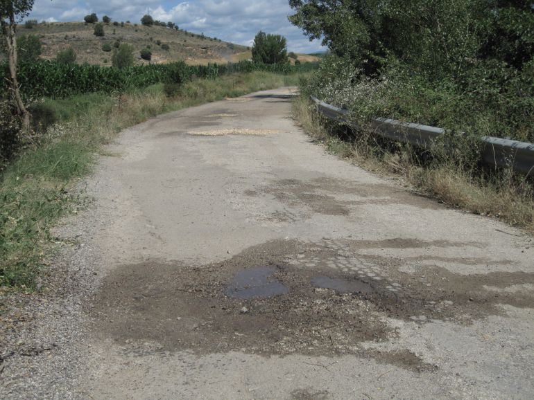 Imagen de un tramo de la carretera entre San Andrés y Membrillera, llena de baches.