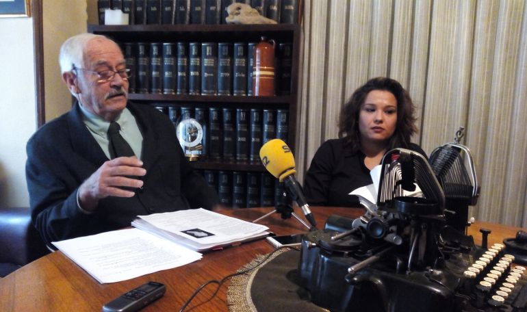 El abogado Mariano Benítez de Lugo junto a Arantxa Mejías en la rueda de prensa sobre las acciones legales emprendidas por los vecinos. 