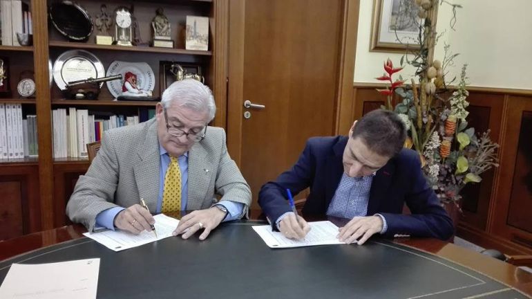 Firma del convenio entre el alcalde de Crevillent y UNIFAM