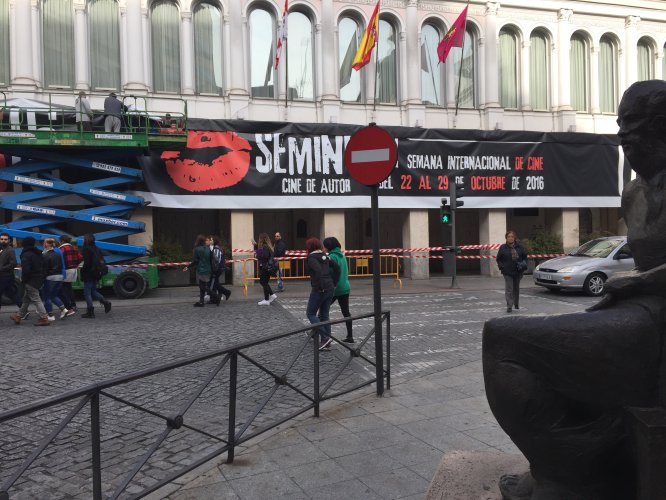 Operarios instalan uno de los carteles que anuncian la Seminci Operarios instalan uno de los carteles que anuncian la Seminci