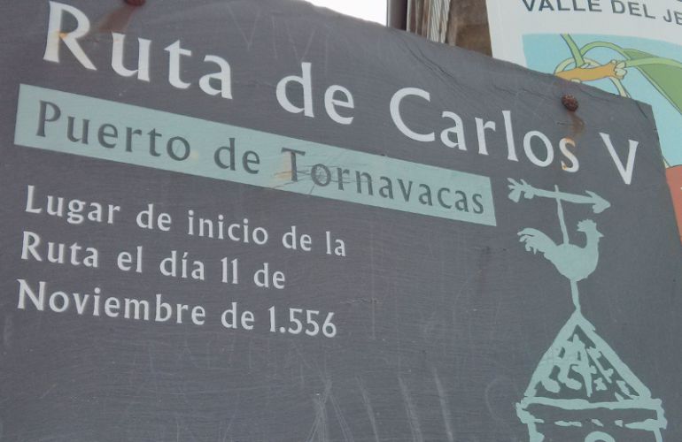Cartel anunciador de la Ruta de Carlos V en Tornavacas