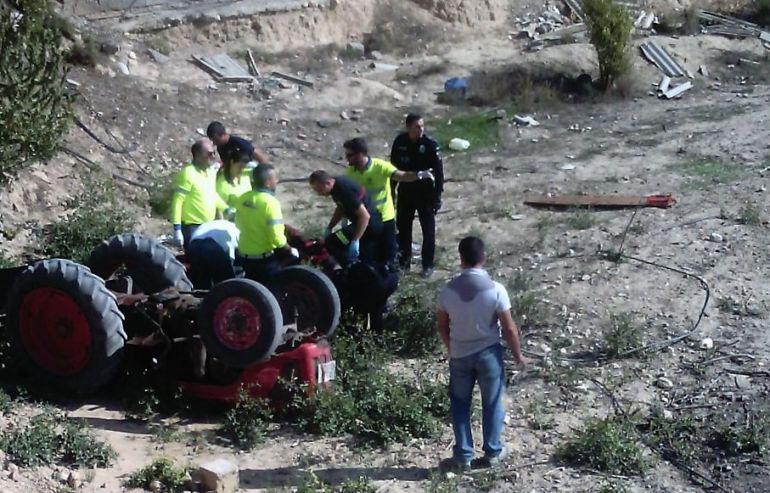 Trasladado al hospital un hombre que quedó atrapado bajo un tractor en Librilla