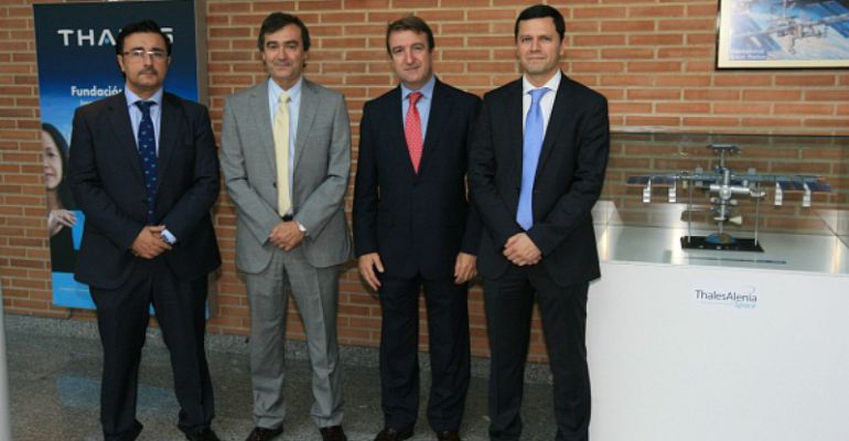 El alcalde de Tres Cantos Jesús Morenos y el concejal de Desarrollo Local Antonio Avilés en su visita a Thales Alenia