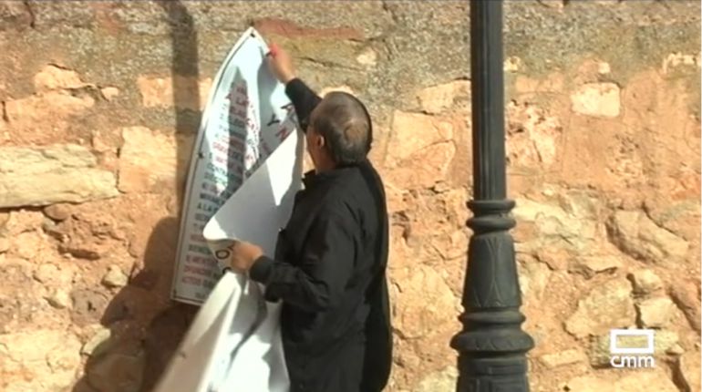 El párroco de Viveros, retirando la pancarta
