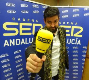 Manu Sánchez en el estudio de Radio Sevilla