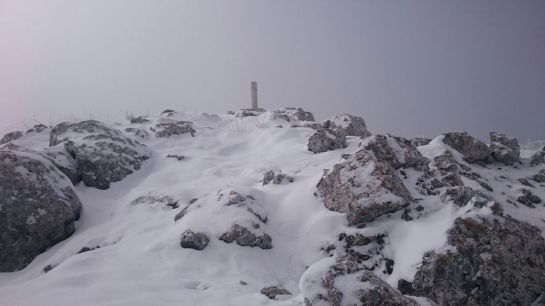 Hito topográfico de la 'Peña Grajera' a más de 2000 metros, en Mágina, esta mañana