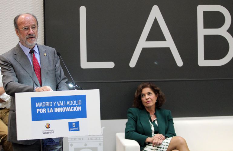 El alcalde de Valladolid, Javier León de la Riva, y la alcaldesa de Madrid, Ana Botella, durante el acto de la firma de un convenio con la Agencia de Desarrollo Económico Madrid Emprende