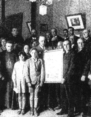 Entrega del cuadro-pergamino de Hijo Adoptivo de Cuenca a Kleiser en 1929.