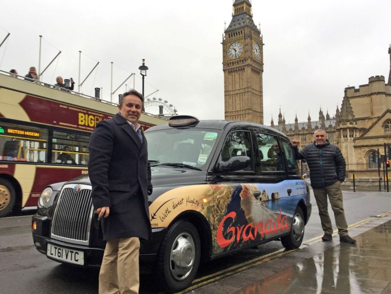 El diputado provincial de Turismo de Granada y el director del Patronato de Turismo junto al taxi rotulado en Londres con la publicidad turística de la provincia