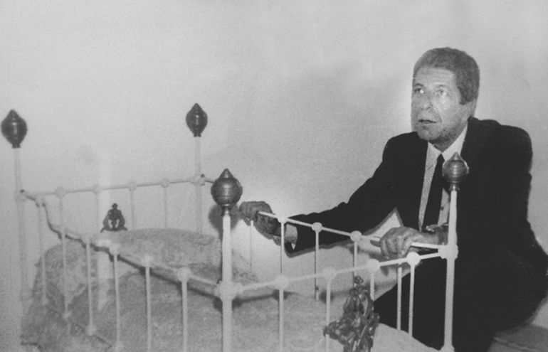 Leonard Cohen ante la cuna donde nació Federico García Lorca, en la casa natal del poeta en Fuente Vaqueros (Granada), que el canadiense visitó en 1986