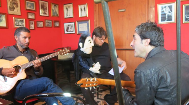 Antonio Martínez Ares, con Jesús Toledo al fondo sujetando una de las marionetas del corto 'El extraño caso del Dr Toñito'