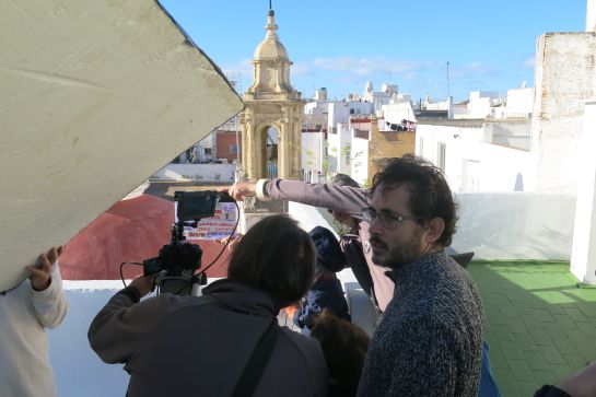 El director José Manuel Serrano Cueto supervisa una escena en la azotea del Hotel Las Cortes de Cádiz