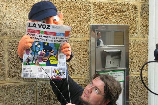 Jesús Toledo maneja una marioneta en el rodaje del 'El extraño caso del Dr Toñito'