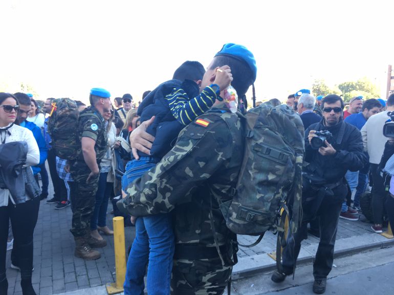 Un militar abraza a su hijo minutos antes de abandonar Córdoba