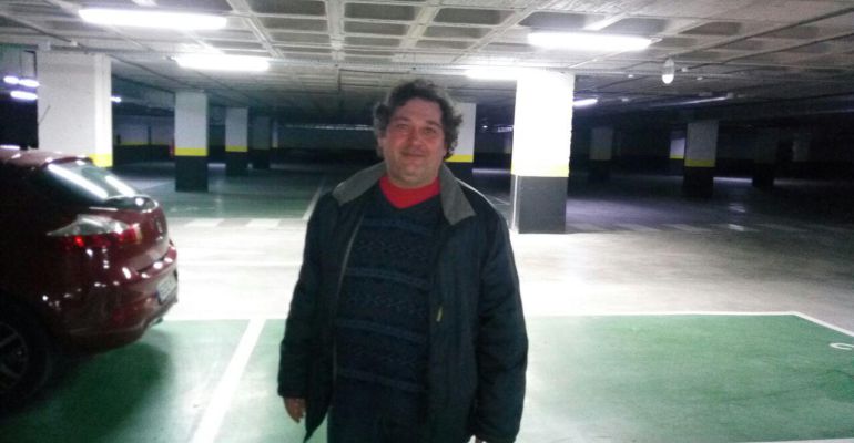 Mariano Martín, portavoz de Ganemos Colmenar en el aparcamiento de la estación de Cercanías del municipio