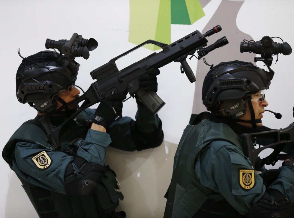 GRA037. PAMPLONA, 16/11/2016.- Efectivos de la Guardia Civil de los grupos antiterroristas durante el simulacro esta madrugada de un atentado en un centro comercial de Pamplona. La simulación, que ha consistido en reaccionar "ante una acción terrorista en la que se buscan múltiples víctimas", ha comenzado alrededor de las dos de la madrugada y han participado en la misma unas doscientas personas entre agentes de la Guardia Civil, Policía Foral, Protección Civil, Cruz Roja y DYA, así como diversos figurantes que representaban a cinco terroristas y a clientes del establecimiento. EFE/Jesús Diges GRA037. PAMPLONA, 16/11/2016.- Efectivos de la Guardia Civil de los grupos antiterroristas durante el simulacro esta madrugada de un atentado en un centro comercial de Pamplona. La simulación, que ha consistido en reaccionar "ante una acción terrorista en la que se buscan múltiples víctimas", ha comenzado alrededor de las dos de la madrugada y han participado en la misma unas doscientas personas entre agentes de la Guardia Civil, Policía Foral, Protección Civil, Cruz Roja y DYA, así como diversos figurantes que representaban a cinco terroristas y a clientes del establecimiento. EFE/Jesús Diges