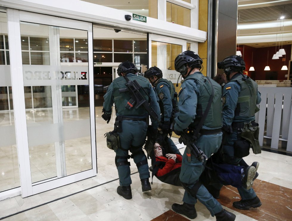 GRA031. PAMPLONA, 16/11/2016.- Efectivos de la Guardia Civil de los grupos antiterroristas sacan a uno de los heridos de un centro comercial de Pamplona donde esta madrugada más de 250 personas han participado en un simulacro de atentado. La simulación, que ha consistido en reaccionar "ante una acción terrorista en la que se buscan múltiples víctimas", ha comenzado alrededor de las dos de la madrugada y han participado agentes de la Guardia Civil, Policía Foral, Protección Civil, Cruz Roja y DYA, así como diversos figurantes que representaban a cinco terroristas y a clientes del establecimiento. EFE/Jesús Diges GRA031. PAMPLONA, 16/11/2016.- Efectivos de la Guardia Civil de los grupos antiterroristas sacan a uno de los heridos de un centro comercial de Pamplona donde esta madrugada más de 250 personas han participado en un simulacro de atentado. La simulación, que ha consistido en reaccionar "ante una acción terrorista en la que se buscan múltiples víctimas", ha comenzado alrededor de las dos de la madrugada y han participado agentes de la Guardia Civil, Policía Foral, Protección Civil, Cruz Roja y DYA, así como diversos figurantes que representaban a cinco terroristas y a clientes del establecimiento. EFE/Jesús Diges