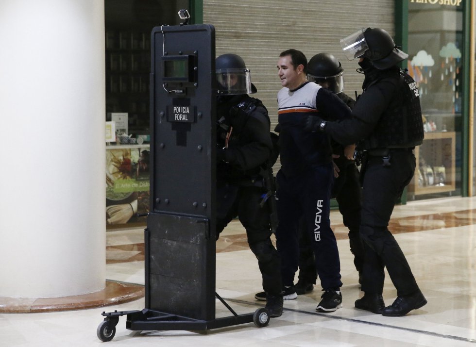 GRA030. PAMPLONA, 16/11/2016.- Efectivos de la Policia Foral detienen a un terrorista durante el simulacro de atentado que ha tenido lugar esta madrugada en un centro comercial de Pamplona. La simulación, que ha consistido en reaccionar "ante una acción terrorista en la que se buscan múltiples víctimas", ha comenzado alrededor de las dos de la madrugada y han participado en la misma uas doscientas personas entre agentes de la Guardia Civil, Policía Foral, Protección Civil, Cruz Roja y DYA, así como diversos figurantes que representaban a cinco terroristas y a clientes del establecimiento. EFE/Jesús Diges GRA030. PAMPLONA, 16/11/2016.- Efectivos de la Policia Foral detienen a un terrorista durante el simulacro de atentado que ha tenido lugar esta madrugada en un centro comercial de Pamplona. La simulación, que ha consistido en reaccionar "ante una acción terrorista en la que se buscan múltiples víctimas", ha comenzado alrededor de las dos de la madrugada y han participado en la misma uas doscientas personas entre agentes de la Guardia Civil, Policía Foral, Protección Civil, Cruz Roja y DYA, así como diversos figurantes que representaban a cinco terroristas y a clientes del establecimiento. EFE/Jesús Diges