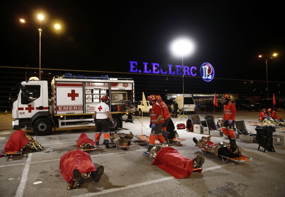 Efectivos de la Cruz Roja atienden a varios herridos durante el simulacro de atentado terrorista que ha tenido lugar esta madrugada en un centro comercial de Pamplona Efectivos de la Cruz Roja atienden a varios herridos durante el simulacro de atentado terrorista que ha tenido lugar esta madrugada en un centro comercial de Pamplona