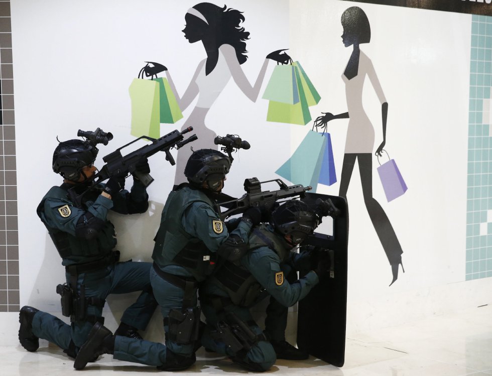 Efectivos de la Guardia Civil de los grupos antiterroristas durante el simulacro esta madrugada de un atentado en un centro comercial de Pamplona Efectivos de la Guardia Civil de los grupos antiterroristas durante el simulacro esta madrugada de un atentado en un centro comercial de Pamplona