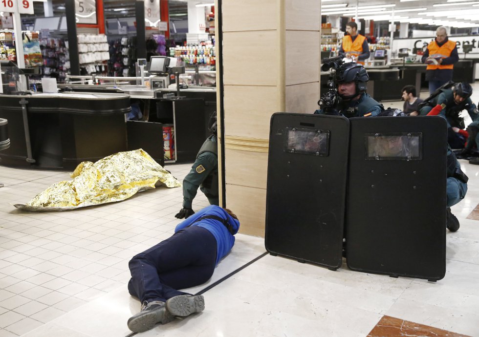Efectivos de la Guardia Civil de los grupos antiterroristas junto a varias victimas durante el simulacro de atentado terrorista que ha tenido lugar esta madrugada en un centro comercial de Pamplona Efectivos de la Guardia Civil de los grupos antiterroristas junto a varias victimas durante el simulacro de atentado terrorista que ha tenido lugar esta madrugada en un centro comercial de Pamplona