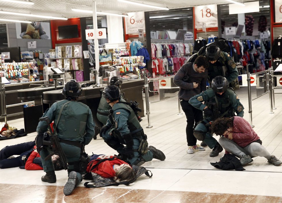 Efectivos de la Guardia Civil de los grupos antiterroristas junto a varias victimas durante el simulacro de atentado terrorista que ha tenido lugar esta madrugada en un centro comercial de Pamplona Efectivos de la Guardia Civil de los grupos antiterroristas junto a varias victimas durante el simulacro de atentado terrorista que ha tenido lugar esta madrugada en un centro comercial de Pamplona