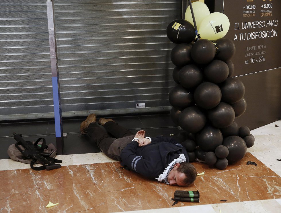 Uno de los terroristas abatidos por la Guardia Civil permanece en el suelo de un centro comercial de Pamplona donde esta madrugada más de 250 personas han participado en un simulacro de atentado Uno de los terroristas abatidos por la Guardia Civil permanece en el suelo de un centro comercial de Pamplona donde esta madrugada más de 250 personas han participado en un simulacro de atentado