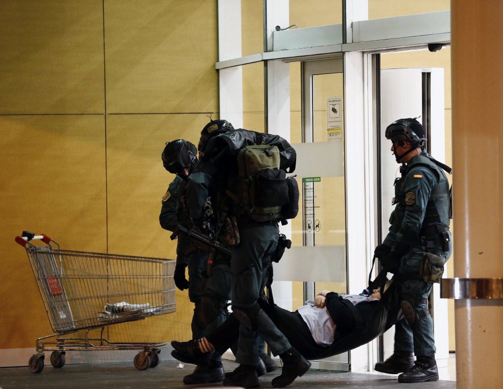 Efectivos de la Guardia Civil de los grupos antiterroristas sacan a uno de los heridos de un centro comercial de Pamplona donde esta madrugada más de 250 personas han participado en un simulacro de atentado terrorista Efectivos de la Guardia Civil de los grupos antiterroristas sacan a uno de los heridos de un centro comercial de Pamplona donde esta madrugada más de 250 personas han participado en un simulacro de atentado terrorista