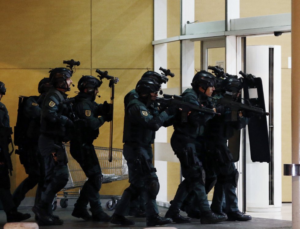 Efectivos de la Guardia Civil de los grupos antiterroristas entran en un centro comercial de Pamplona donde esta madrugada más de 250 personas han participado en un simulacro de atentado terrorista Efectivos de la Guardia Civil de los grupos antiterroristas entran en un centro comercial de Pamplona donde esta madrugada más de 250 personas han participado en un simulacro de atentado terrorista