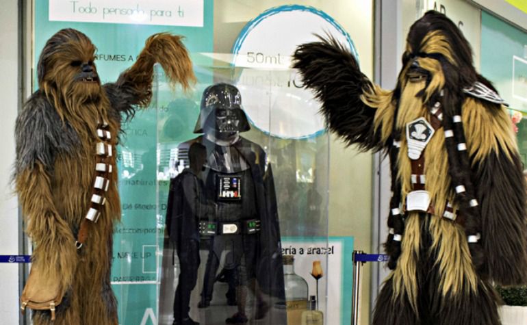 Los "Wookie brothers" posan junto a Darth Vader en el centro comercial Aluche.
