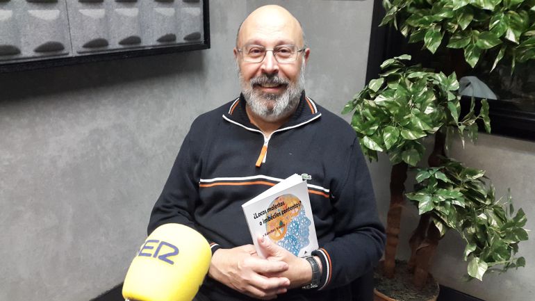 Juan Sánchez Vallejo posa con su nuevo libro