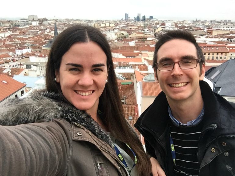 Elena Ferrandiz y Pedro Estepa, codirectores de Bienvenido Mr. Heston, haciéndose un "selfie" en la terraza de Radio Madrid