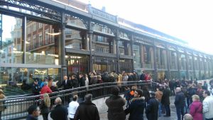 Decenas de vallisoletanos esperan a la apertura del Mercado del Val