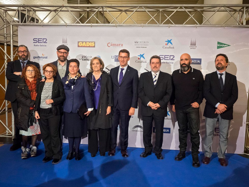 Foto de los premiados con autoridades en el photocall Foto de los premiados con autoridades en el photocall