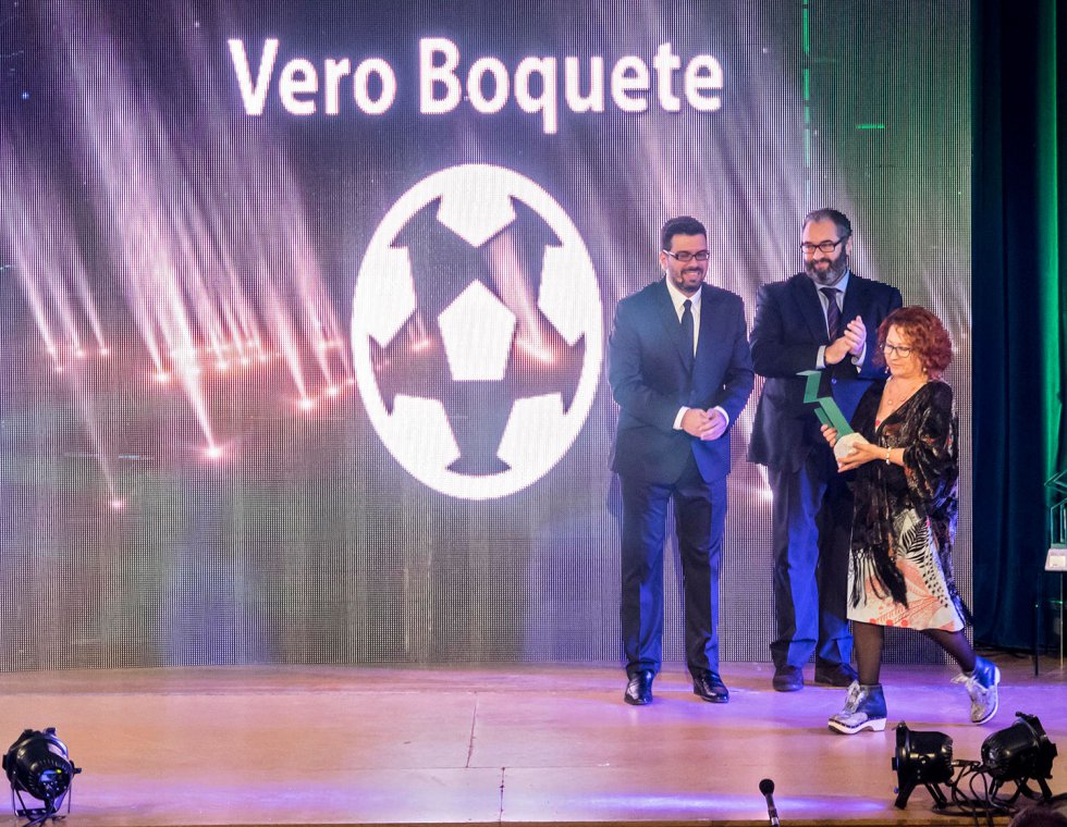 Entrega de la estatuilla SERenidade a la madre de Vero Boquete, Mercedes Giadans Entrega de la estatuilla SERenidade a la madre de Vero Boquete, Mercedes Giadans