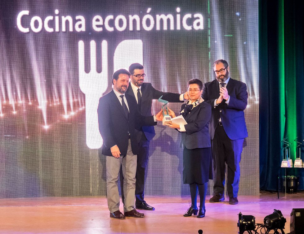 La directora de la Cocina Económica, Sor Esther Seoane, y el gerente Javier Brage, recogen el premio La directora de la Cocina Económica, Sor Esther Seoane, y el gerente Javier Brage, recogen el premio