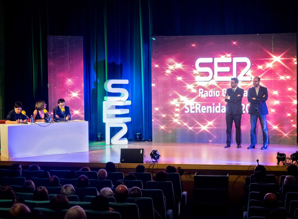 A la izquierda, los locutores de Radio Galicia, Ricardo Rodríguez y Ainhoa Apestegui, con Juan Carlos Ortega, que tuvieron su protagonismo en la gala A la izquierda, los locutores de Radio Galicia, Ricardo Rodríguez y Ainhoa Apestegui, con Juan Carlos Ortega, que tuvieron su protagonismo en la gala