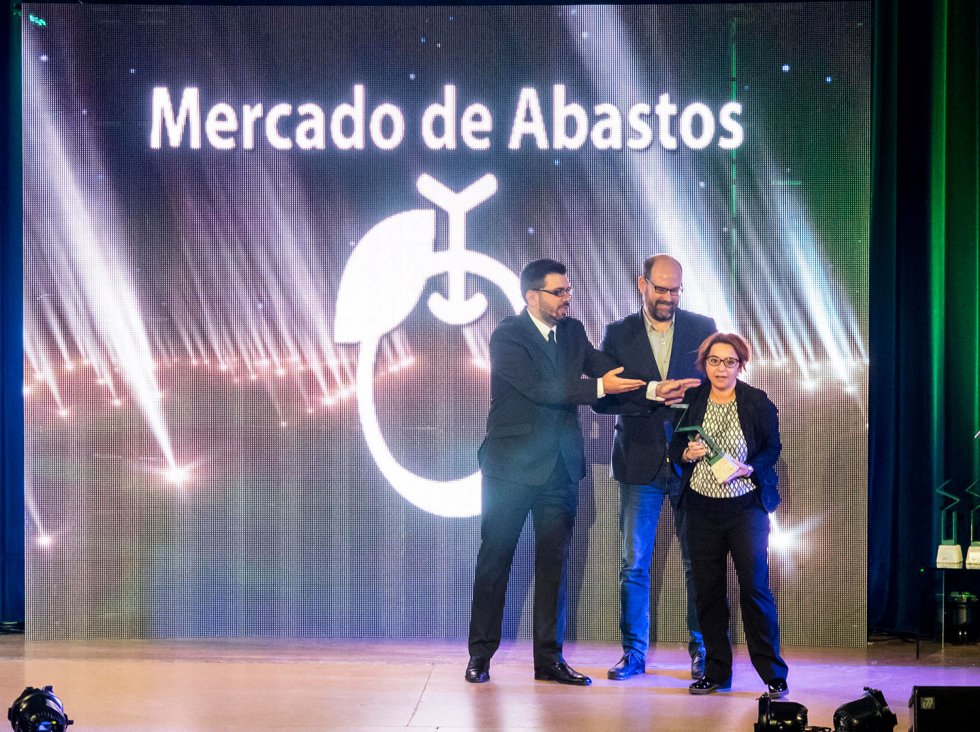 La gerente del Mercado de Abastos, Marta Rey, recoge su estatuilla La gerente del Mercado de Abastos, Marta Rey, recoge su estatuilla