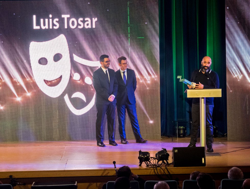 Esteban de la Iglesia agradece el premio en nombre de Luis Tosar Esteban de la Iglesia agradece el premio en nombre de Luis Tosar