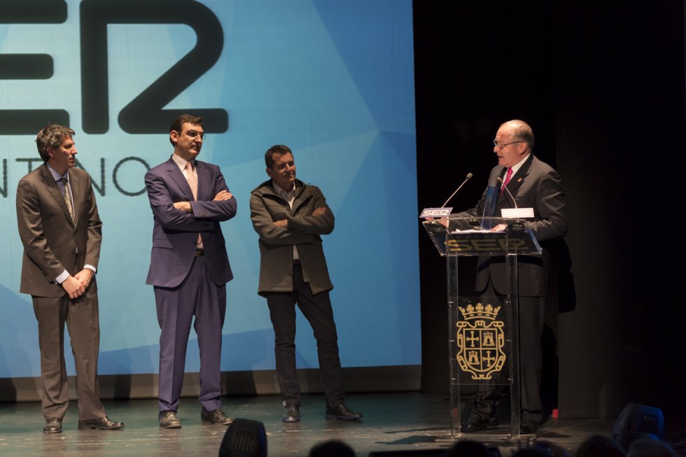 El primer premio de la noche fue para el proyecto San Pedro Cultural. Lo recogieron el alcalde de Becerril, Mario Granda (en el atril) y los arquitectos Carlos y Juan del Olmo y Álvaro Gutiérrez El primer premio de la noche fue para el proyecto San Pedro Cultural. Lo recogieron el alcalde de Becerril, Mario Granda (en el atril) y los arquitectos Carlos y Juan del Olmo y Álvaro Gutiérrez