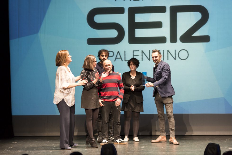 El Festival Palencia Sonora recogió el premio de manos de la Presidenta de la Diputación Provincial Ángeles Armisén. Sobre el escenario David Frechilla, Juan Cruz Pascual, David García, Vanesa Andrés e Irene Medina. El Festival Palencia Sonora recogió el premio de manos de la Presidenta de la Diputación Provincial Ángeles Armisén. Sobre el escenario David Frechilla, Juan Cruz Pascual, David García, Vanesa Andrés e Irene Medina.
