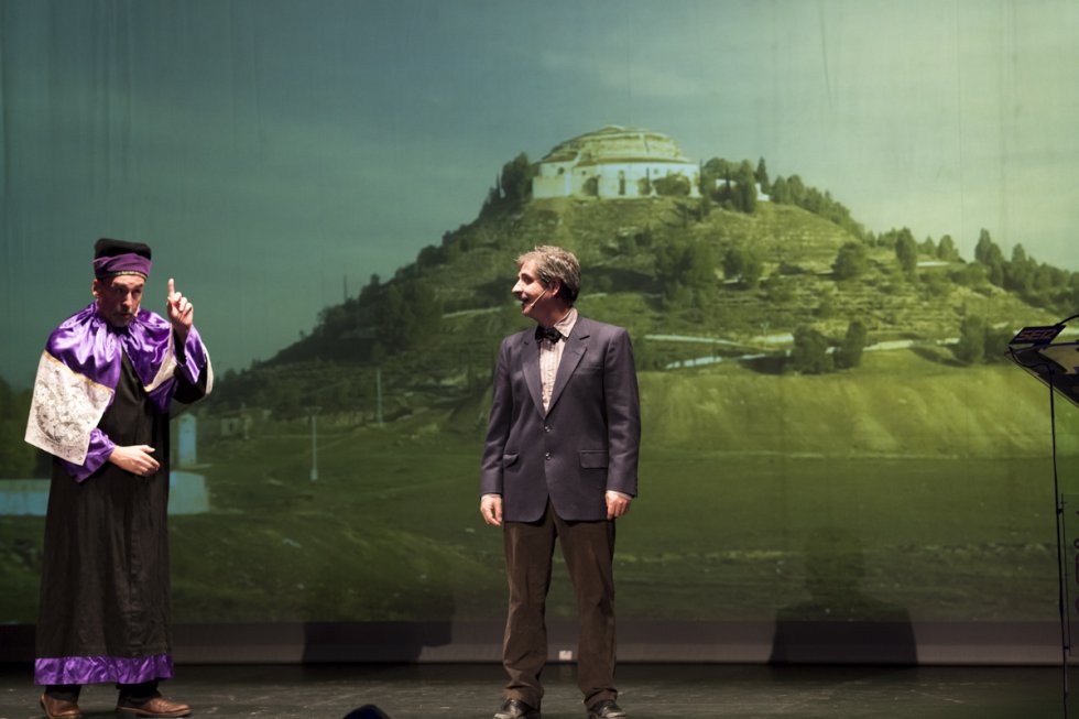 En la imagen una de las escenas del relato sobre la construcción del Cristo del Otero durante una de las conversaciones mantenidas entre Victorio Macho y el Obispo Agustín Parrado En la imagen una de las escenas del relato sobre la construcción del Cristo del Otero durante una de las conversaciones mantenidas entre Victorio Macho y el Obispo Agustín Parrado