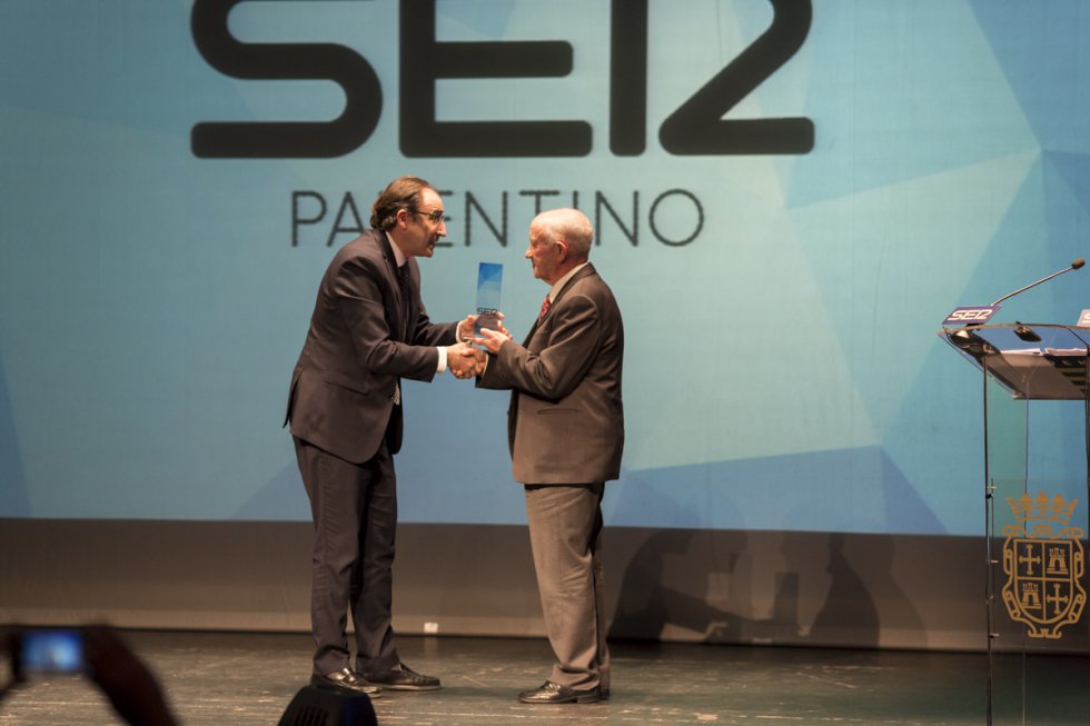 Nuestro "hombre del tiempo" Mariano Bustillo recibió el Premio Ser Palentino de manos del Alcalde de Palencia Alfonso Polanco. Nuestro "hombre del tiempo" Mariano Bustillo recibió el Premio Ser Palentino de manos del Alcalde de Palencia Alfonso Polanco.