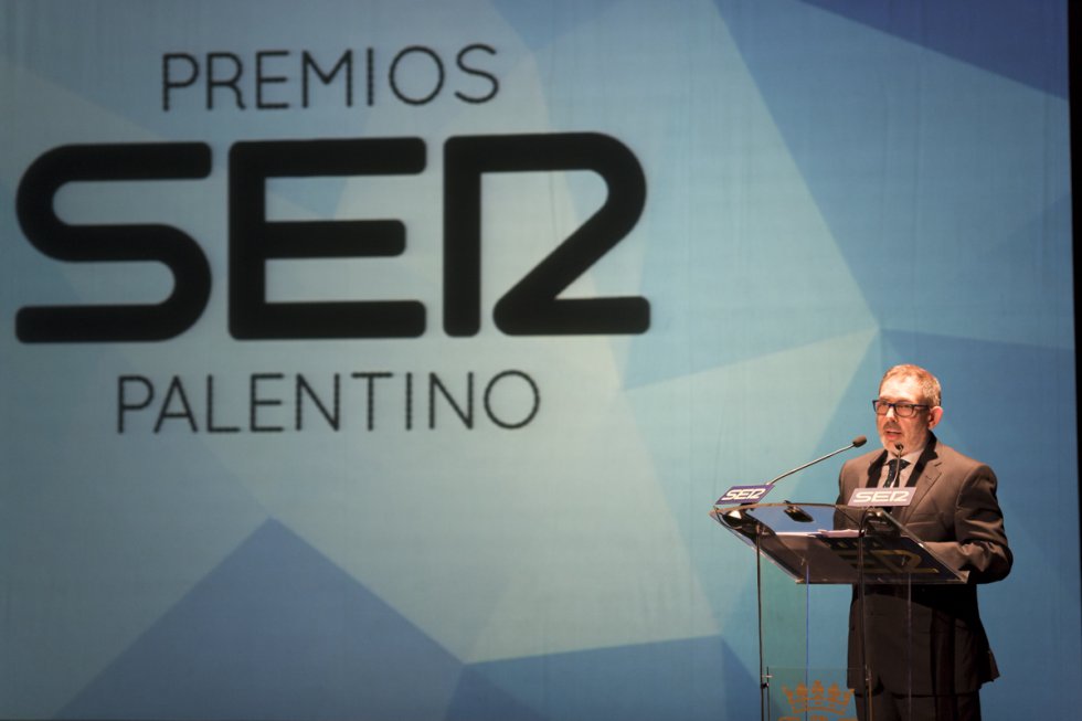 El Director de Radio Palencia de la Cadena Ser cerró la gala de entrega de los Premios Ser Palentino con un discurso en el que resaltó el trabajo en equipo de los integrantes de la emisora. El Director de Radio Palencia de la Cadena Ser cerró la gala de entrega de los Premios Ser Palentino con un discurso en el que resaltó el trabajo en equipo de los integrantes de la emisora.
