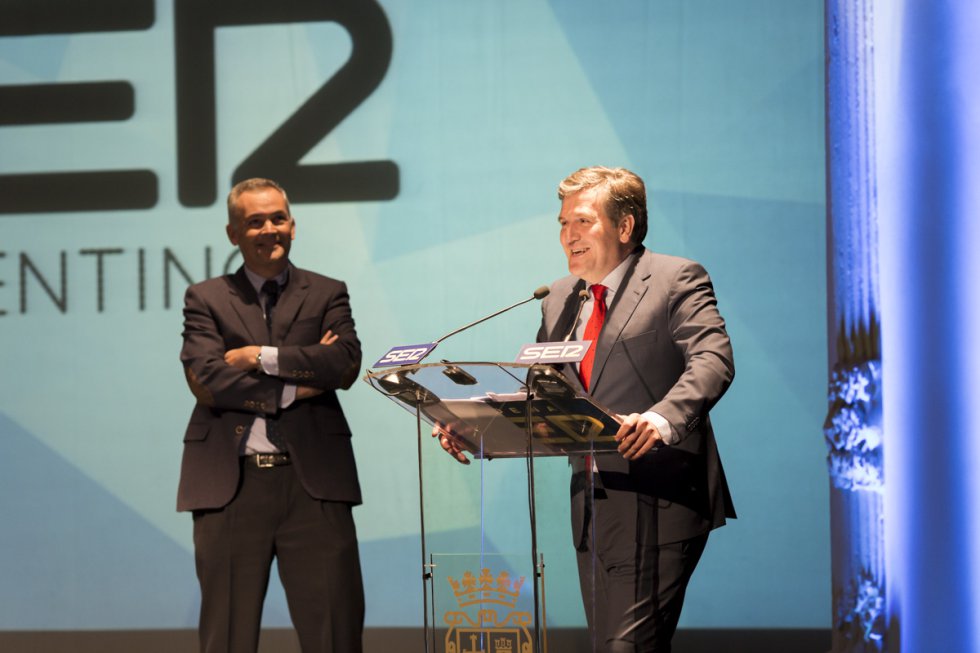 Los responsables de la empresa Cascajares, Alfonso Jiménez (d) y Francisco Iglesias (i) recogieron el último premio Ser Palentino de la noche. Los responsables de la empresa Cascajares, Alfonso Jiménez (d) y Francisco Iglesias (i) recogieron el último premio Ser Palentino de la noche.