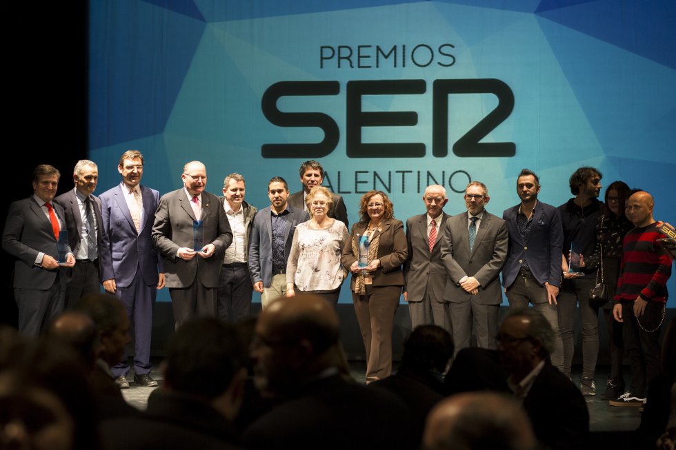 Sobre el escenario todos los premiados con el galardón Ser Palentino 2016 acompañados del Director de Radio Palencia Manu Dávila Sobre el escenario todos los premiados con el galardón Ser Palentino 2016 acompañados del Director de Radio Palencia Manu Dávila
