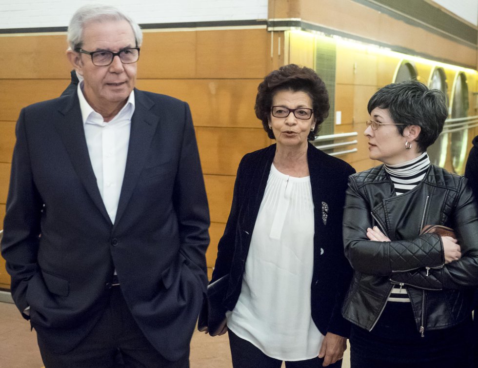 El ex-presidente de la Xunta, Emilio Pérez Touriño, con su esposa Esther Cid, y Patricia Vilán El ex-presidente de la Xunta, Emilio Pérez Touriño, con su esposa Esther Cid, y Patricia Vilán