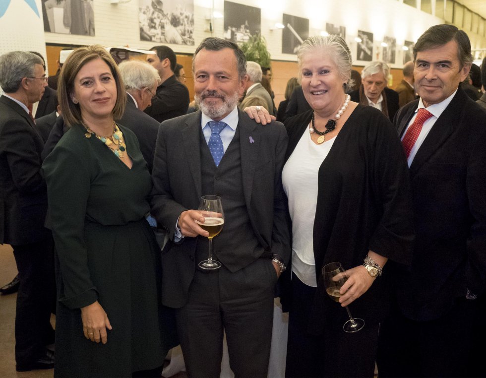 El portavoz del grupo del PP en el Ayuntamiento de Santiago, Agustín Hernández, con María Antón y Pepa Castro, concejalas. El portavoz del grupo del PP en el Ayuntamiento de Santiago, Agustín Hernández, con María Antón y Pepa Castro, concejalas.