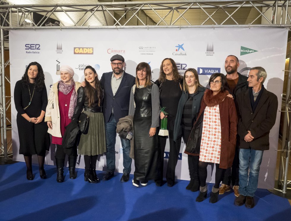 El alcalde, Martiño Noriega, rodeado entre otros por María Rozas y Silvia Modia El alcalde, Martiño Noriega, rodeado entre otros por María Rozas y Silvia Modia