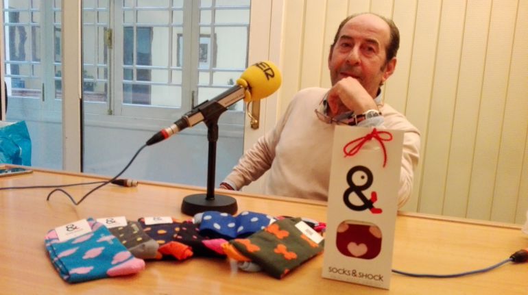 Carlos Jurado, ante algunos modelos de calcetines de diseño Socks & Shock en los estudios de Radio Jerez